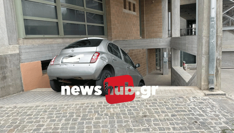Ηράκλειο: Το αυτοκίνητο «κάρφωσε» στις σκάλες του Πολιτιστικού Κέντρου!