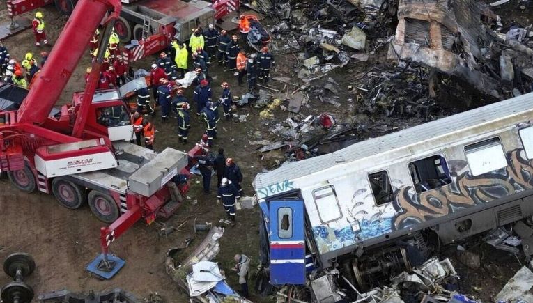 Μήνυση κατά πολιτικών κατέθεσαν συγγενείς των θυμάτων των Τεμπών