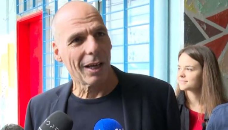 Στο Πέραμα ψήφισε ο Βαρουφάκης: «Όχι στην αποχή, ακόμα και λευκό ψηφίστε»