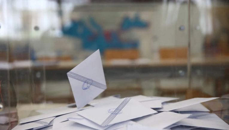 Εκλογές 2023: «Τσίμπησαν» εκλογικό αντιπρόσωπο να μοιράζει ψηφοδέλτια σταυρωμένα σε εκλογικό Τμήμα του Ηρακλείου