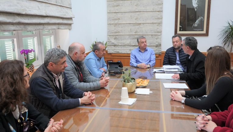 Τα επαγγελματικά δικαιώματα των αποφοίτων στο τραπέζι - Συνάντηση στην Περιφέρεια