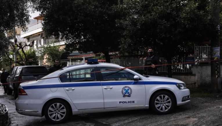 Γυναίκα ανέβηκε σε ταράτσα οικοδομής και απειλεί να πέσει στο κενό