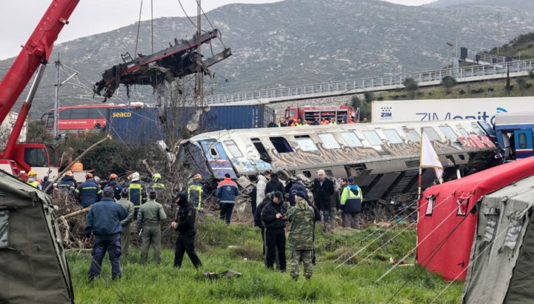 Ένα μήνα μετά την τραγωδία των Τεμπών – Ελεύθερος με περιοριστικούς όρους ο μόνιμος σταθμάρχης