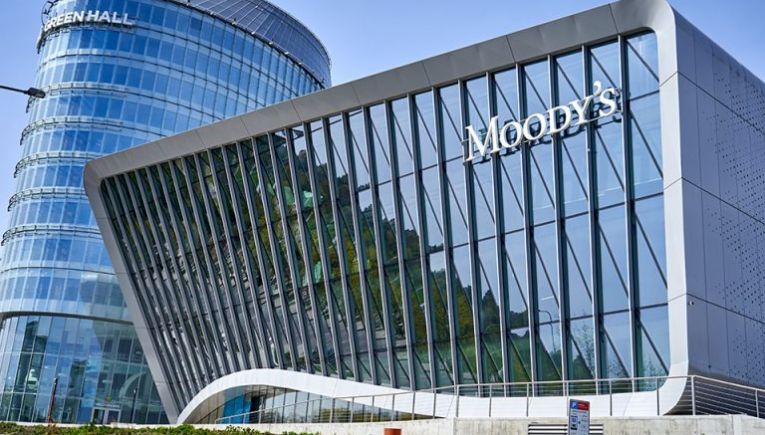 Παγκόσμια επιβράδυνση βλέπει η Moody’s