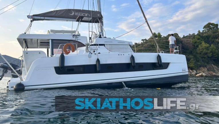 Σκιάθος: Σκάφος με 11 επιβάτες έπεσε σε βράχο – Συνελήφθη ένας 79χρονος