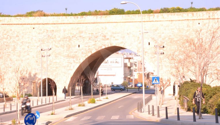 Ηράκλειο: 18χρονη έπεσε από τα Ενετικά Τείχη