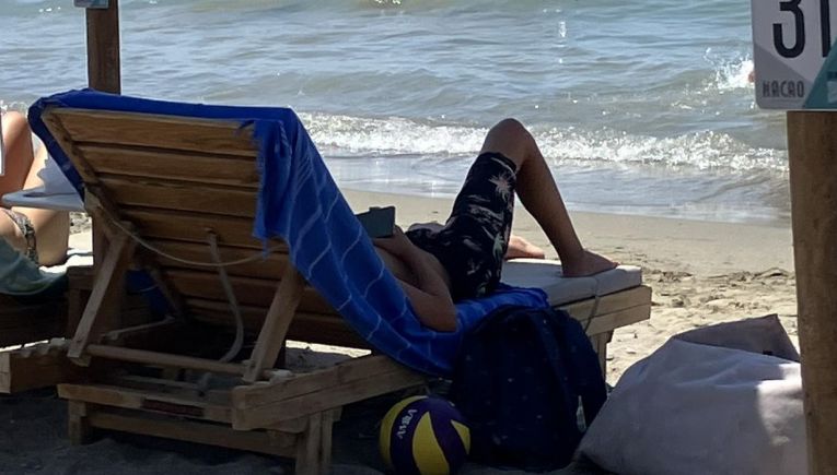 Έβλεπαν τον αγώνα της Εθνικής στο μπάσκετ ακόμη και… στην παραλία