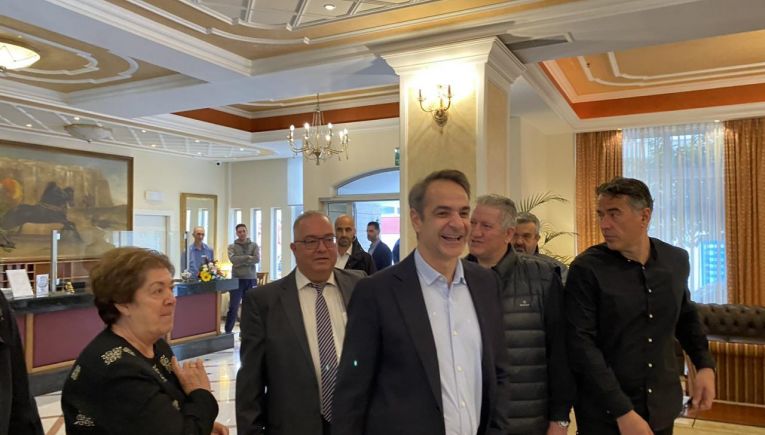 Ο Κυρ. Μητσοτάκης στο Ρέθυμνο– Συνάντηση με Σύλλογο Ξενοδόχων και Επιμελητήριο, με κεράσματα και διαμαρτυρίες