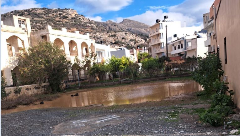 Πλημμυρικά φαινόμενα στον Τσούτσουρα προκάλεσαν ζημιές στο λιμανάκι, σε δρόμους και καλλιέργειες (Φωτο & Βίντεο)