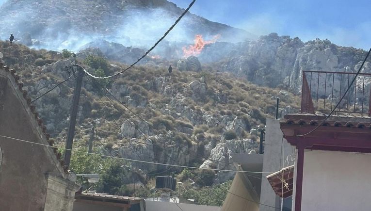 Πύρινος εφιάλτης γύρω από το φρούριο Ρόκα στον Προφήτη Ηλία - Σκληρές μάχες με τη φωτιά από ισχυρές πυροσβεστικές δυνάμεις (Φώτο + Βίντεο)
