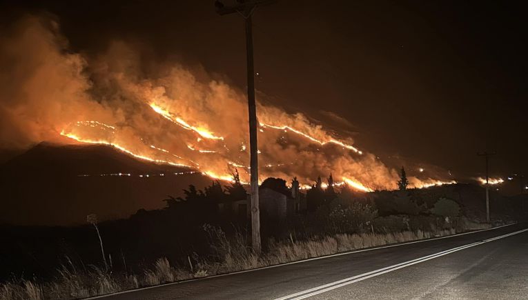 Πύρηνη κόλαση στα Ακούμια Ρεθύμνου-Μάχη με τις φλόγες ισχυρών δυνάμεων της Πυροσβεστικής