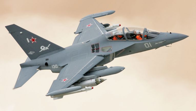 Yak-130: Για πρώτη φορά αεροσκάφος καρφώνεται στο έδαφος και συνεχίζει να πετάει