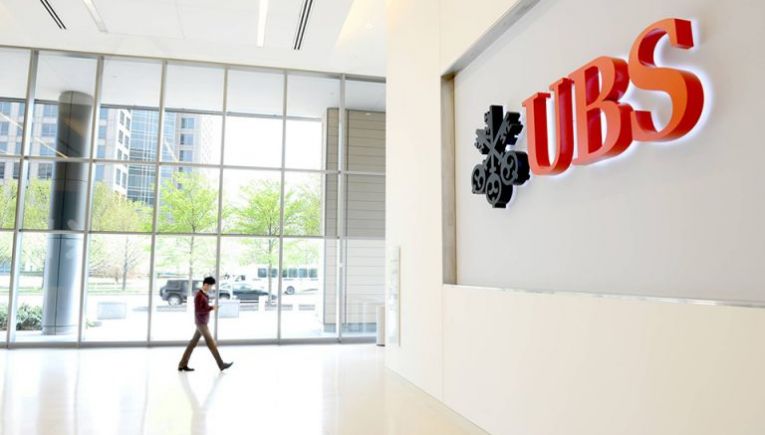 UBS: Τι σημαίνει η μείωση επιτοκίων για τις αγορές – Πώς να επενδύσετε