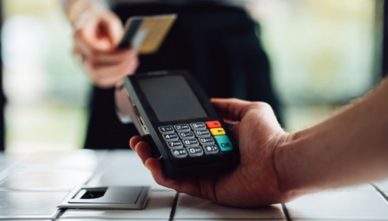 Η ΕΣΕΕ ζητά παράταση στη διασύνδεση POS – ταμειακών μηχανών