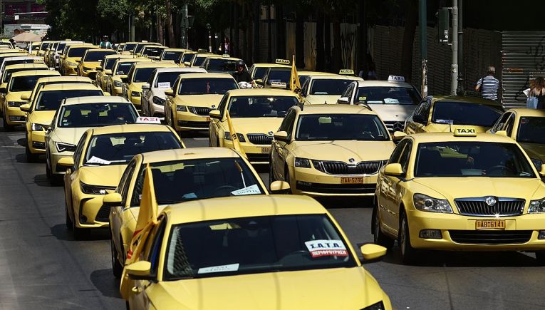 ΑΑΔΕ: Πρόστιμα 1.000 ευρώ σε ταξί χωρίς αυτοκόλλητο POS - Από πότε ισχύει