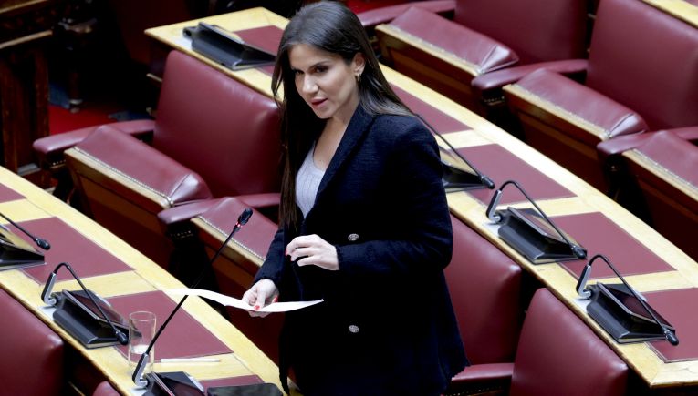 Ελένη Βατσινά: “Υποτίμηση των μαθητών η συγχώνευση τμημάτων στα σχολεία”