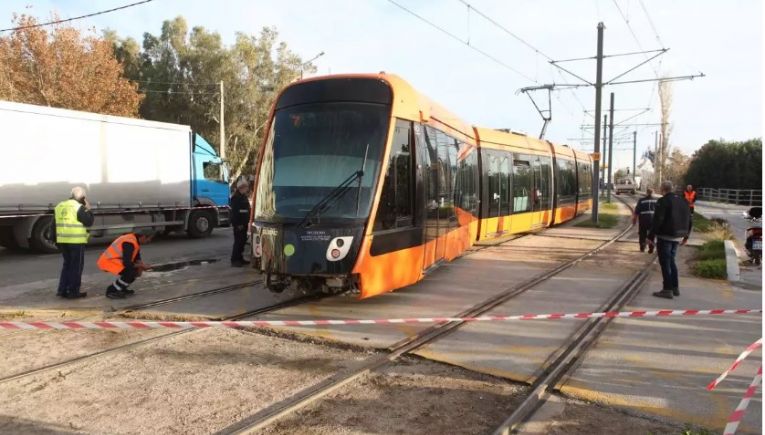 Γλυφάδα: Πεζός παρασύρθηκε από τραμ και τραυματίστηκε σοβαρά