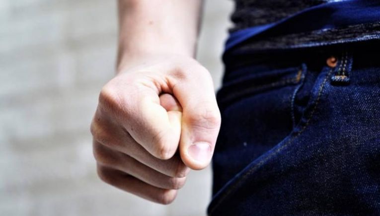 Ξυλοκόπησαν 17χρονο για να παραδεχθεί υποτιθέμενο βιασμό 14χρονης