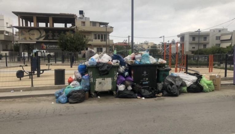 Ηράκλειο: Η καθημερινότητα ανάμεσα στα σκουπίδια – Εικόνες χωματερής σε όλη την πόλη (φωτο)