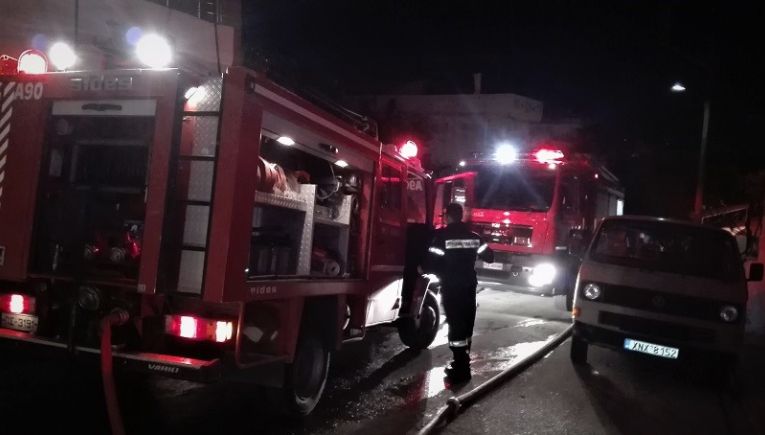 Ηράκλειο: Αναστάτωση στην παραλιακή από φωτιά σε εγκαταλελειμμένο σπίτι