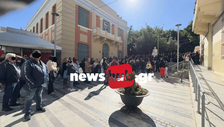 Ηράκλειο: Ποινές φυλάκισης σε δυο πολίτες για τα επεισόδιά έξω από τα δικαστήρια την ημέρα της απολογία της 26χρονης