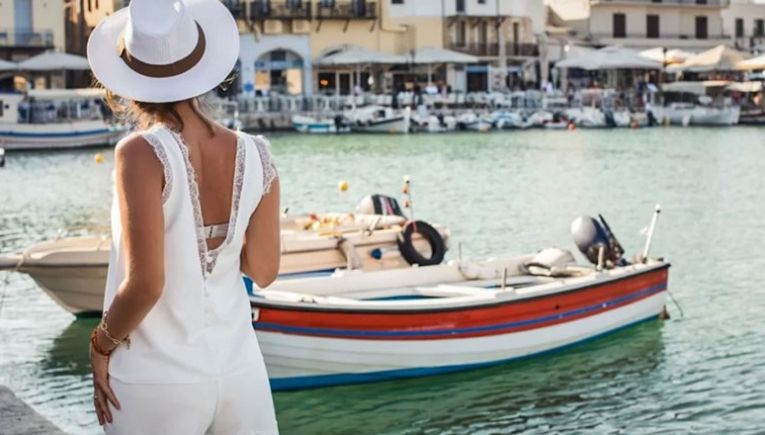 Ρεκόρ επισκεπτών αλλά λιγότερα έσοδα – Προβληματισμός για τη βιωσιμότητα του τουρισμού