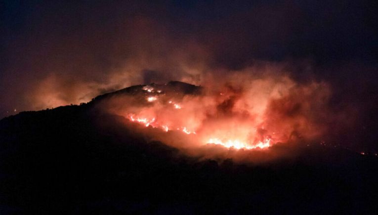 Κάηκαν σπίτια από τη φωτιά στα Χανιά – Ανεξέλεγκτο το μέτωπο και ολονύχτια μάχη