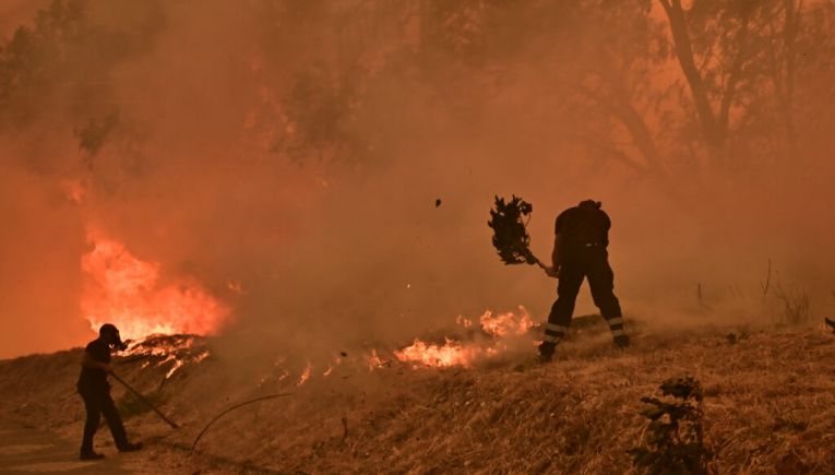 Φωτιές: Σε πύρινο κλοιό η χώρα: Μάχη με τις φλόγες σε Εύβοια, Μεσσηνία, Κύθηρα και Πτολεμαΐδα, διάσπαρτες εστίες στο Κρυονέρι
