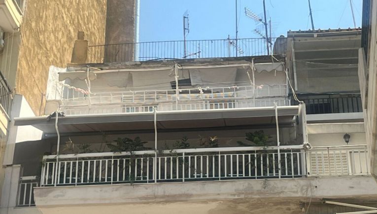 «Δεν ήταν μόνο του το μωρό, κοιμόταν μαζί με τη μητέρα του», λέει ο πατέρας του βρέφους που κλείδωσαν στο μπαλκόνι