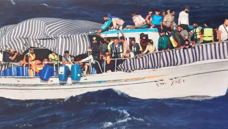 Κατά εκατοντάδες φθάνουν πλέον οι μετανάστες στη ν. Κρήτη-Νέα καραβιά στους Καλούς Λιμένες