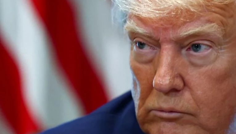 Η αμερικανική οικονομία συρρικνώνεται, ο Trump ζητά πίστωση χρόνου