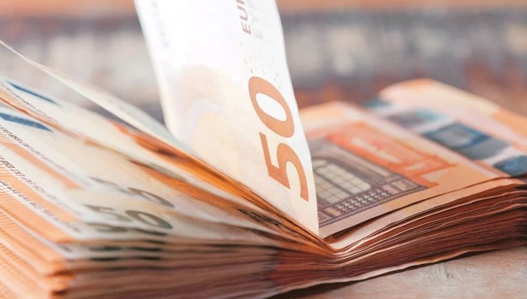 Νέα αύξηση στον κατώτατο μισθό, «πάγωμα» της προσωπικής διαφοράς και ρύθμιση οφειλών