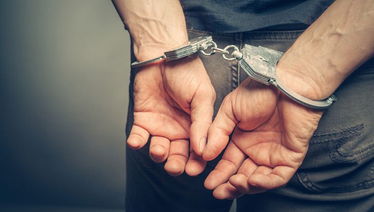 Ρέθυμνο: Με χειροπέδες για πιστόλι, φυσίγγια και μαχαίρι