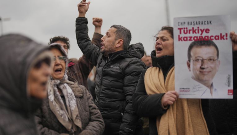 Οι πρώτες αναρτήσεις Ιμάμογλου από τη φυλακή – Η κατάσχεση της εταιρείας του και οι διεθνείς αντιδράσεις