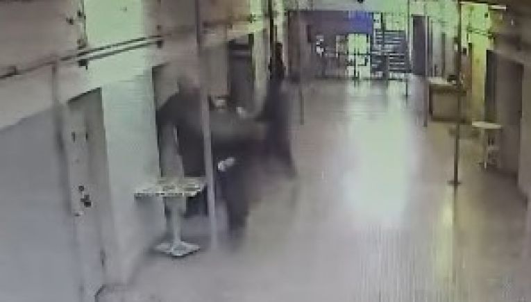 Ηράκλειο: Προσωρινά κρατούμενος ο 25χρονος που επιτέθηκε με αυτοσχέδιο σουβλί σε αρχιφύλακα