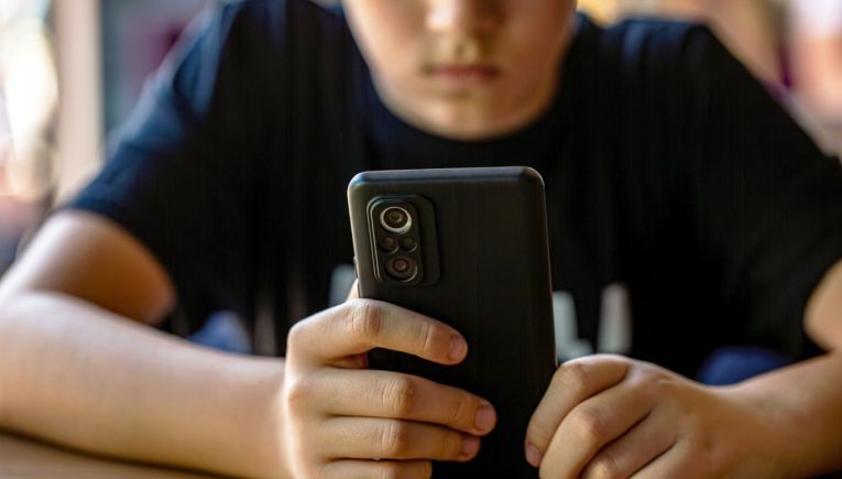 Υπουργείο Ψηφιακής Διακυβέρνησης: Επιστολή στις πλατφόρμες για επαλήθευση ηλικίας και προστασία των ανηλίκων