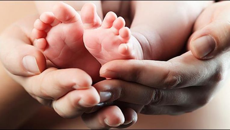 Εθνική Επιτροπή Εμβολιασμών: Στη μάχη κατά του ιού RSV μπαίνει για πρώτη φορά, ένα μονοκλωνικό αντίσωμα – και όχι εμβόλιο