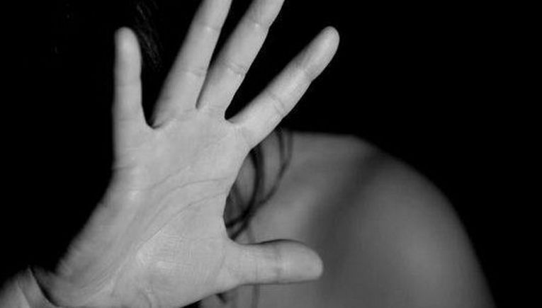 Θεσσαλονίκη: Εξιχνιάσθηκε υπόθεση βιασμού και πορνογραφίας σε βάρος ανήλικης – 34χρονος την κλείδωσε και την βίασε