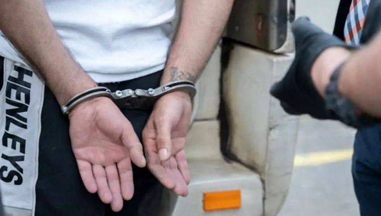 Θεσσαλονίκη: Χειροπέδες σε 35χρονο που λήστεψε με την απειλή σύριγγας ταξιτζή
