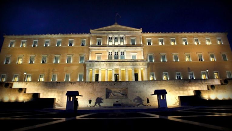Βουλή: Λιποθύμησε η Μαρία Αθανασίου της Ελληνικής Λύσης – Διακόπηκε η συνεδρίαση για το εργασιακό νομοσχέδιο