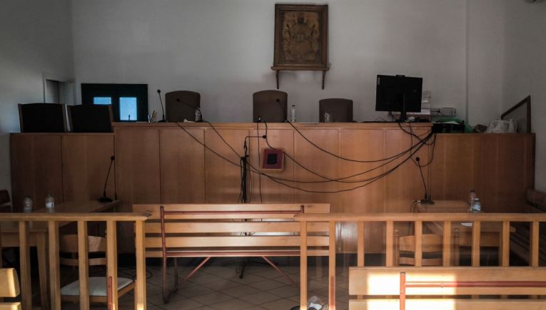Σύλληψη ενόρκου στη Θεσσαλονίκη - Τράβηξε φωτογραφία μέσα στο δικαστήριο