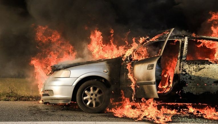 Θεσσαλονίκη: Όχημα πήρε φωτιά εν κινήσει