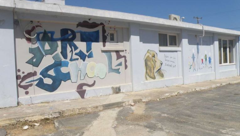 SOS από το Καλλιτεχνικό Σχολείο Ηρακλείου:  25 χρόνια εγκατάλειψης – Μαθητές σε προκάτ, αίθουσες που μπάζουν νερά
