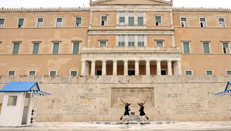Τροπολογία για τον Άγνωστο Στρατιώτη: Ενστάσεις αντισυνταγματικότητας από τα κόμματα της αντιπολίτευσης
