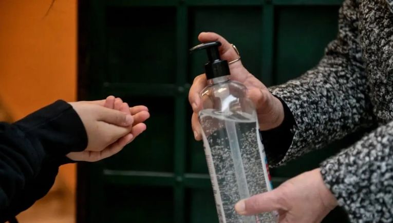 Η ΕΕ εξετάζει την απαγόρευση της αιθανόλης στα απολυμαντικά χεριών