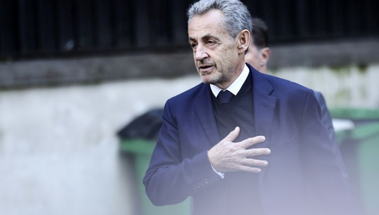 «Καλωσήρθες Σαρκοζί» - Η υποδοχή των κρατουμένων στον πρώην πρόεδρο στη φυλακή Le Sante