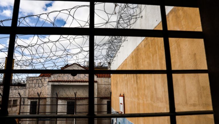 Κινητά τηλέφωνα και ναρκωτικά βρέθηκαν σε έφοδο στις φυλακές Τρικάλων
