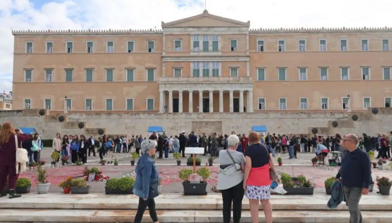 Στα «χαρακώματα» Δένδιας-Δούκας για το Μνημείο Αγνώστου Στρατιώτη