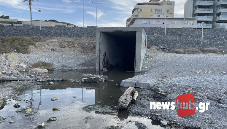 Ηράκλειο: Ζέχνει ο αγωγός που ρίχνει βρώμικα νερά στη θάλασσα, δίπλα τα ενετικά τείχη (Φωτο & Βίντεο)