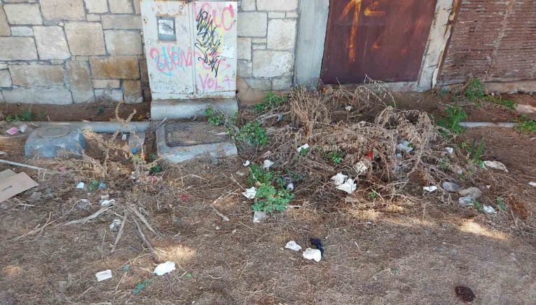 Ηράκλειο: Εικόνες ντροπής στην Παραλιακή – Κάθε λογής σκουπίδια στην «καρδιά» της πόλης (Φωτο)